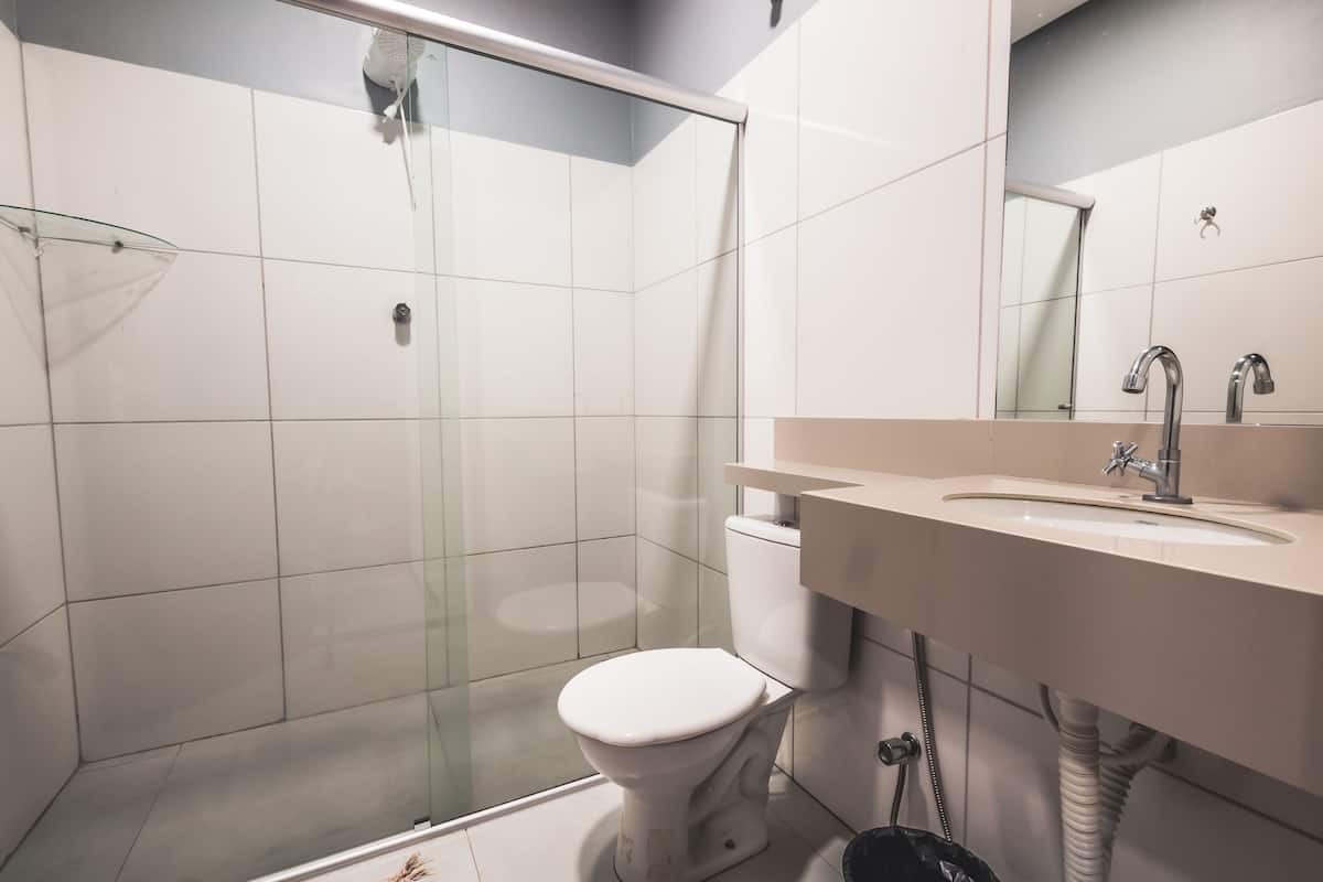 basic double room | bathroom | free toiletries, towels