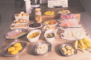 Café da manhã com buffet grátis todos os dias
