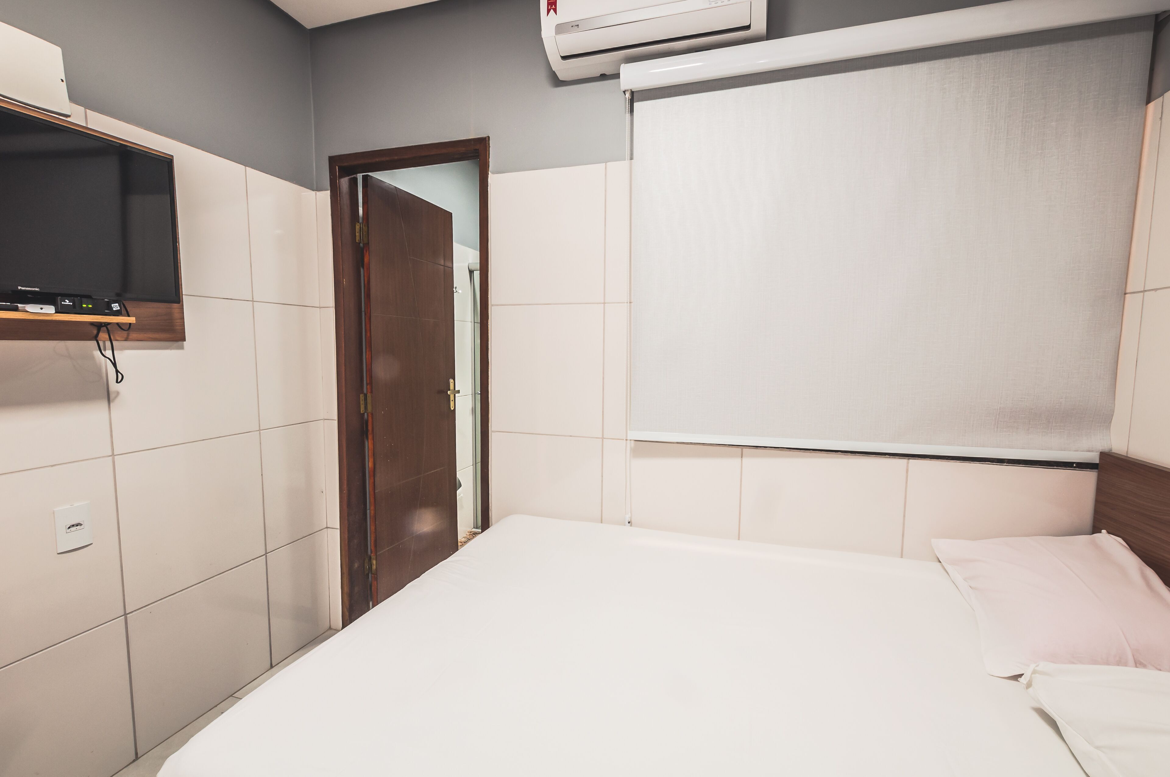 Minibar, cortinas blackout, tabla de planchar con plancha y wifi gratis 