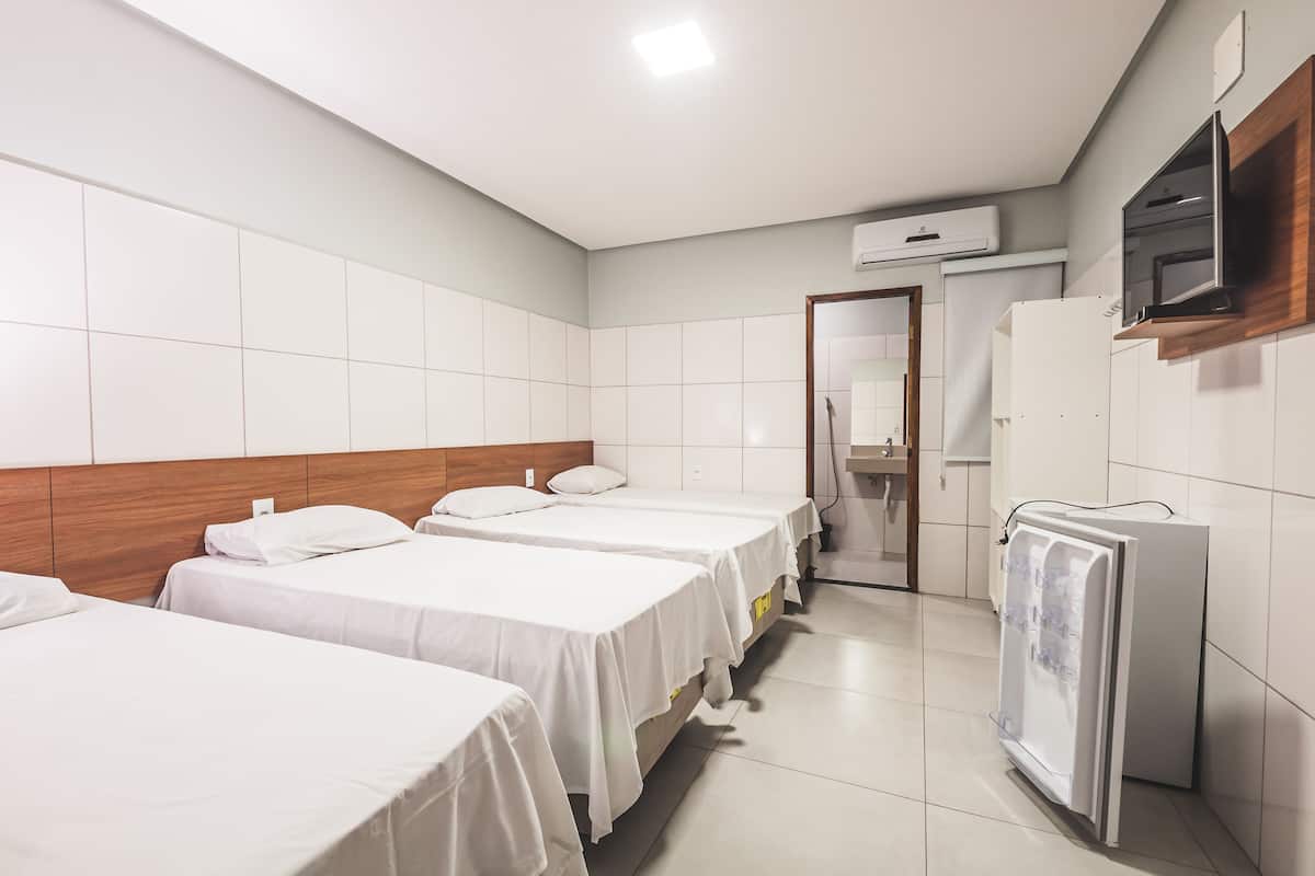 Quadruple Room (4 Camas) | Minibar, blackout curtains, iron/ironing board, free WiFi