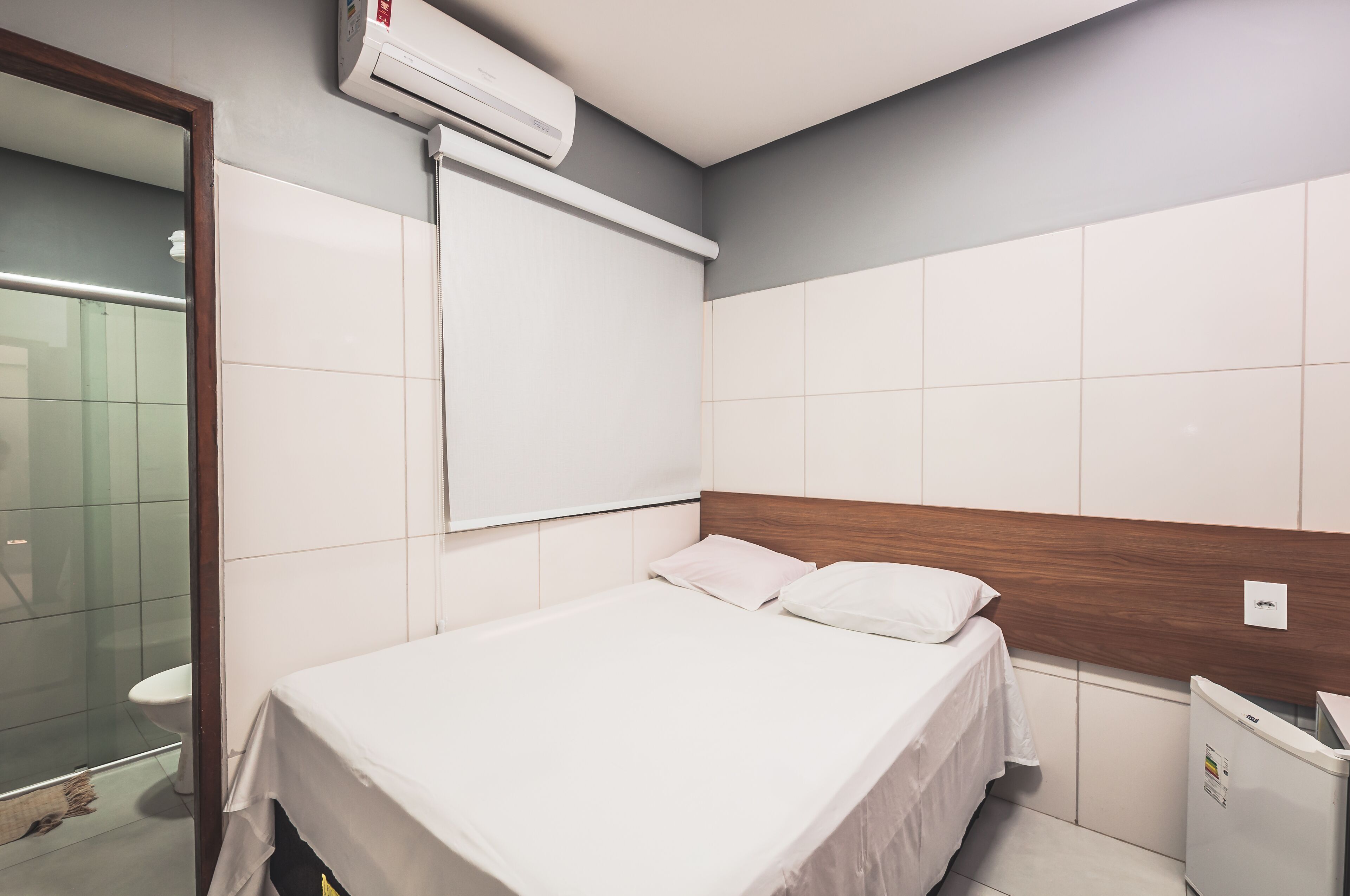 Minibar, cortinas blackout, tabla de planchar con plancha y wifi gratis 