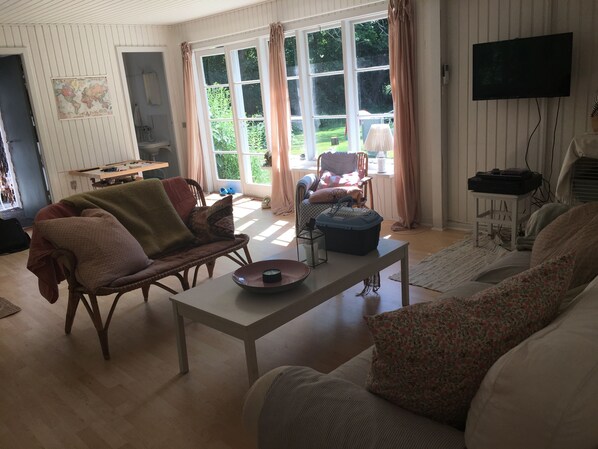 Téléviseur connecté, lecteur de DVD, table de baby-foot, chaîne audio