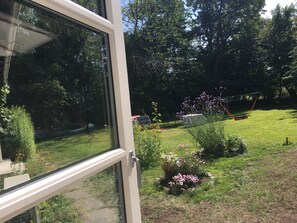 Property grounds - Cozy "old school" danish cottage 900 m from beautiful sandy beach (Dronningmølle)