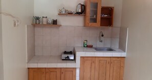 Stovetop, dishwasher, electric kettle, cookware/dishes/utensils