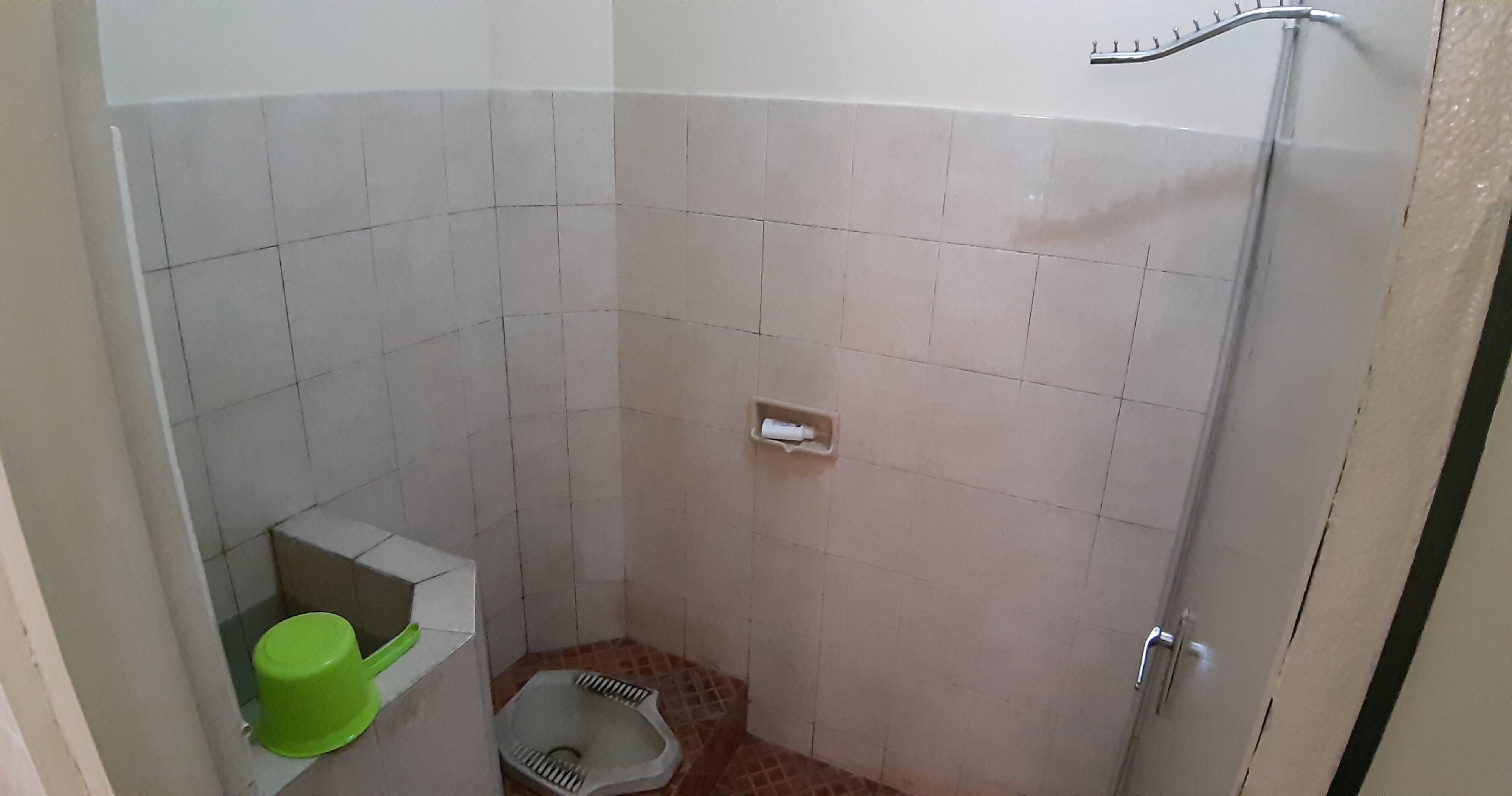 Bathtub, towels, soap, shampoo