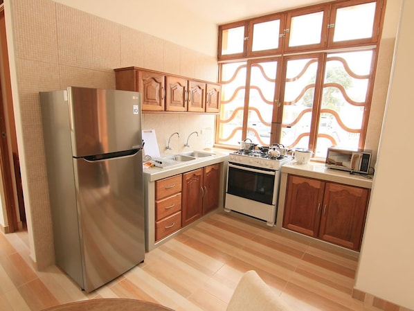 Suite estándar | Cocina privada | Refrigerador, microondas, horno y parrilla de estufa