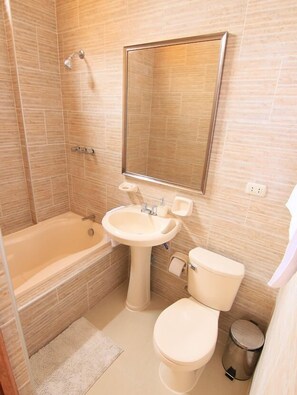 Suite estándar | Baño | Regadera tipo lluvia, amenidades de baño gratuitas, toallas, jabón