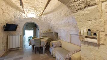 Télévision, lecteur de DVD, table de tennis de table