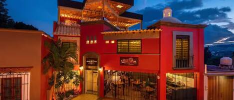 Façade de l’hébergement - soirée/nuit