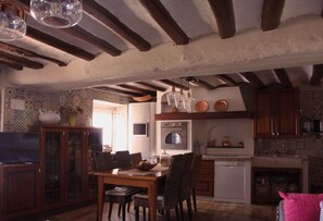 Fridge, microwave, oven, stovetop - EZKONBERRI VACATION RENTAL (Unzué)