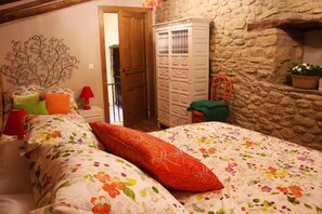 6 bedrooms, iron/ironing board, WiFi, bed sheets - EZKONBERRI VACATION RENTAL (Unzué)
