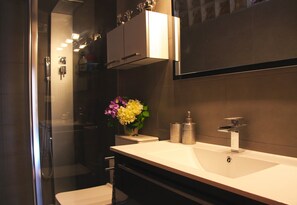 Secadora de cabello, toallas, jabón, papel de baño 