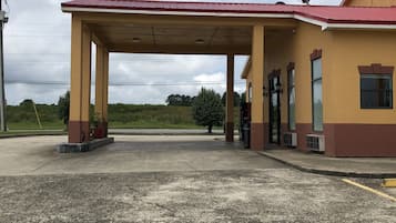 Vista frontal de la propiedad