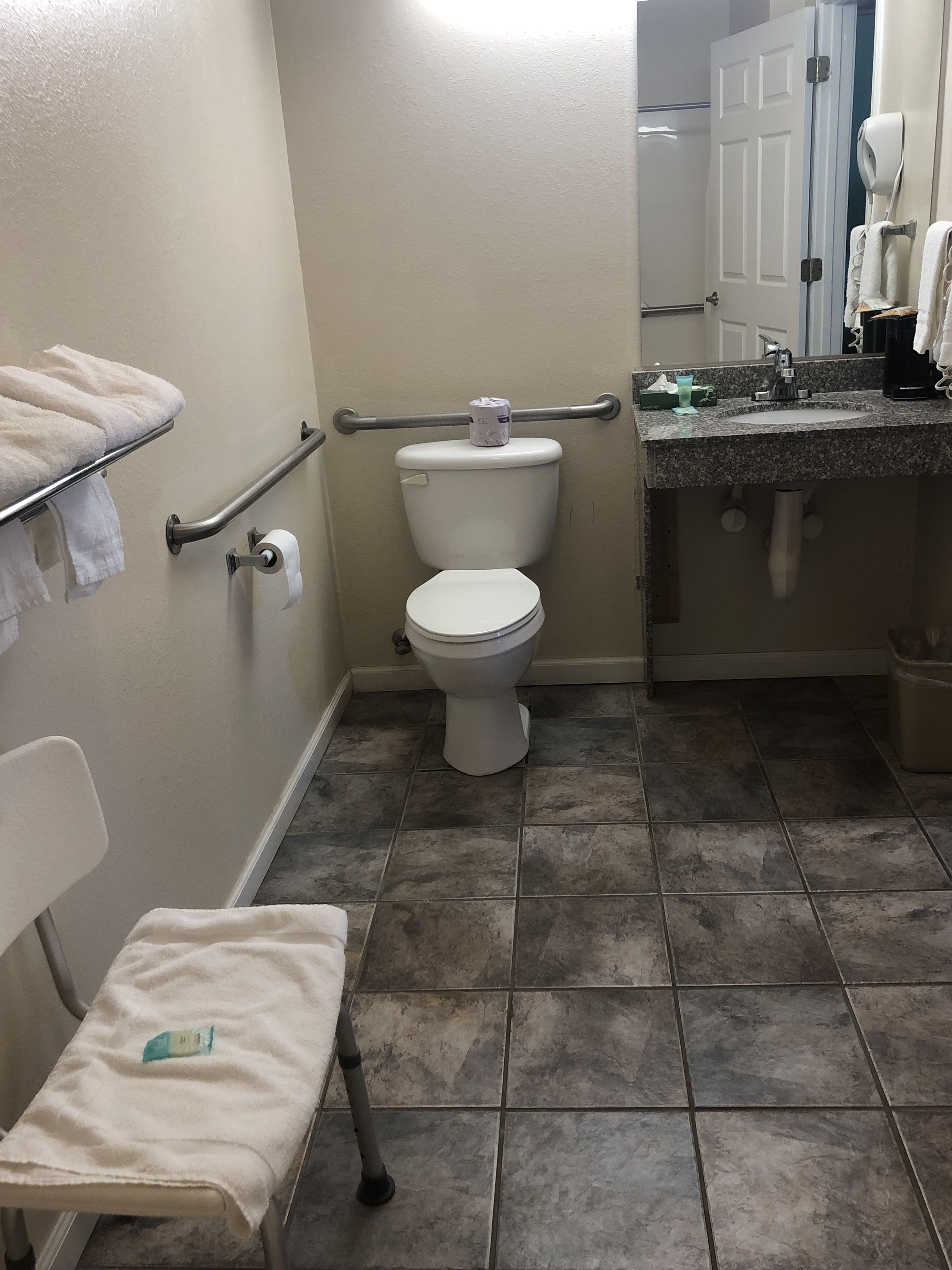 Chambre Simple Deluxe, 1 très grand lit, accessible aux personnes à mobilité réduite | Salle de bain