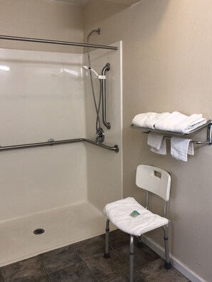Habitación individual Deluxe, 1 cama King size, con acceso para personas discapacitadas | Baño | Secadora de cabello y toallas 