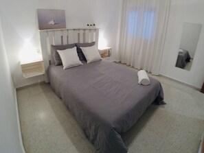 3 chambres, fer et planche à repasser, Wi-Fi, draps fournis