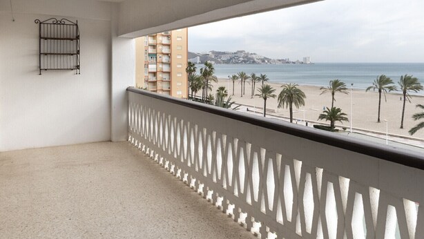 A balcony with a view of a beach and buildings. - LIDER, 4-D (Cullera)