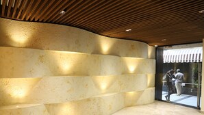Ein modernes Interieur mit einer gewölbten Wand und einer Holzbalkendecke.