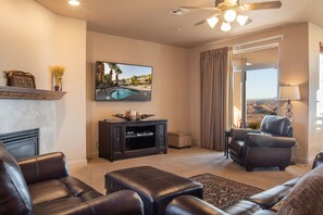 Fernseher, Kamin, Videospiele, Tischtennisplatte