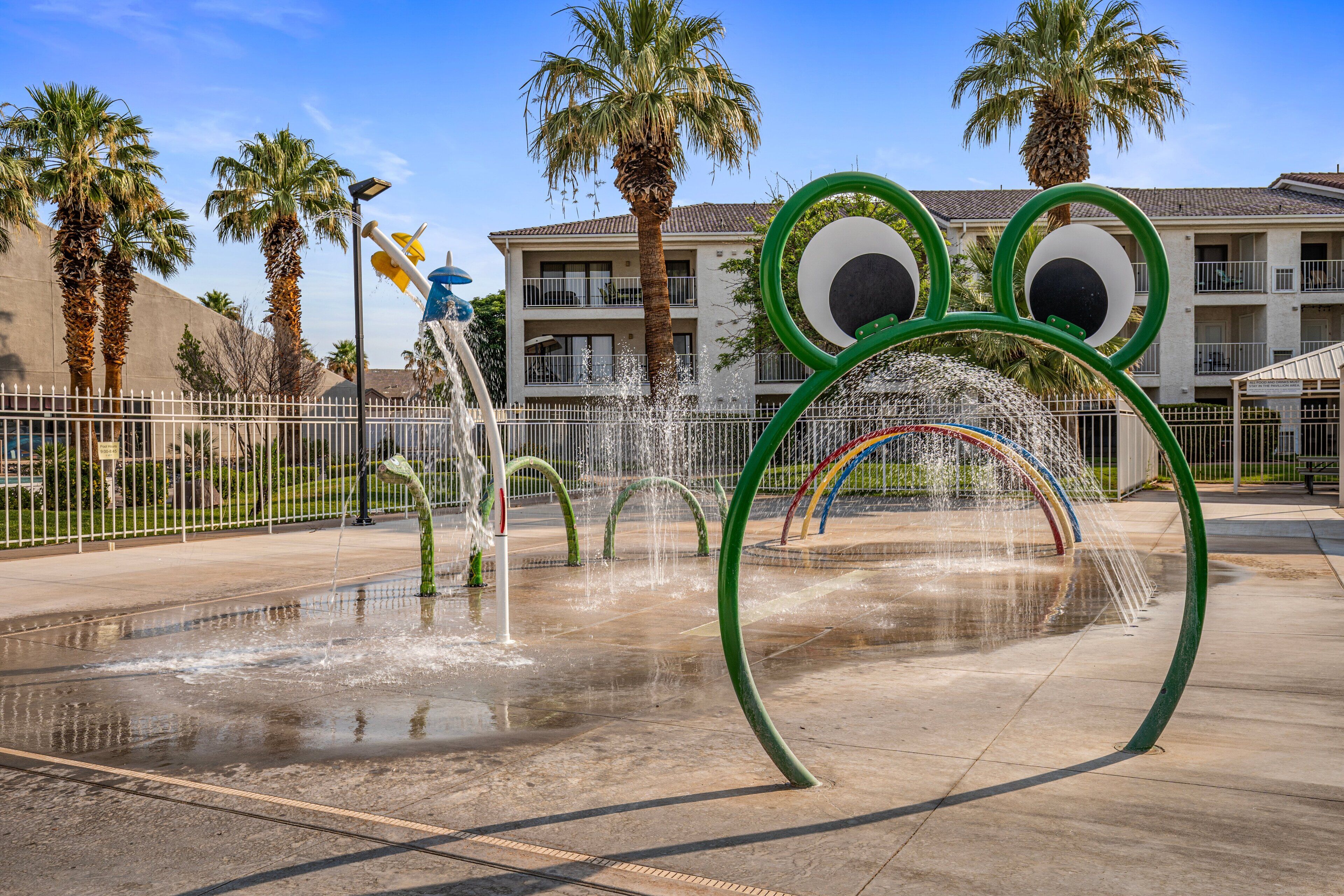 Un élément décoratif aquatique comprenant une structure en forme de grenouille et une fontaine.