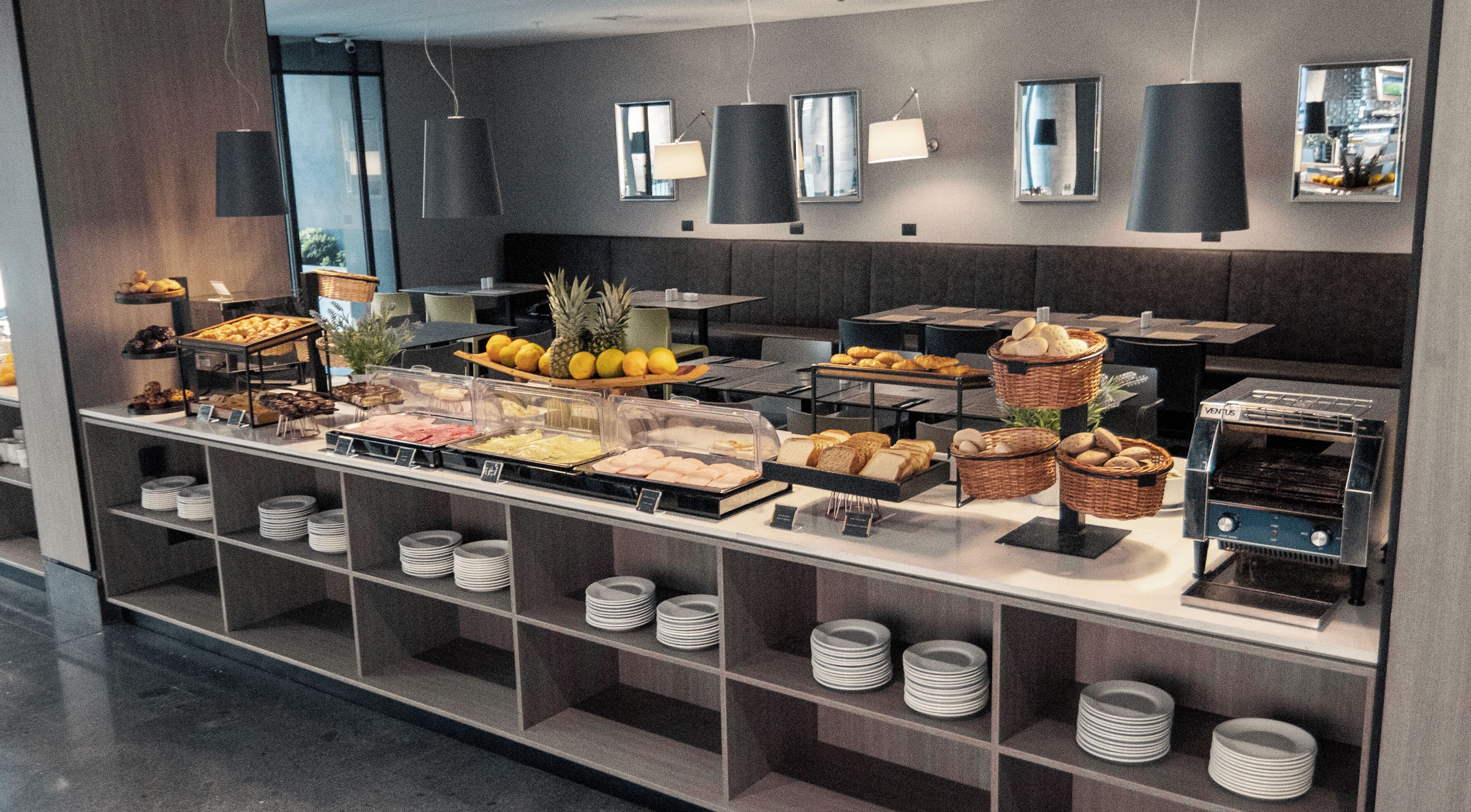 Un espace buffet proposant divers plats et une machine à café en libre-service.