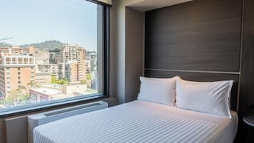 Quarto, 2 camas de casal | Roupas de cama premium, frigobar, cofres nos quartos