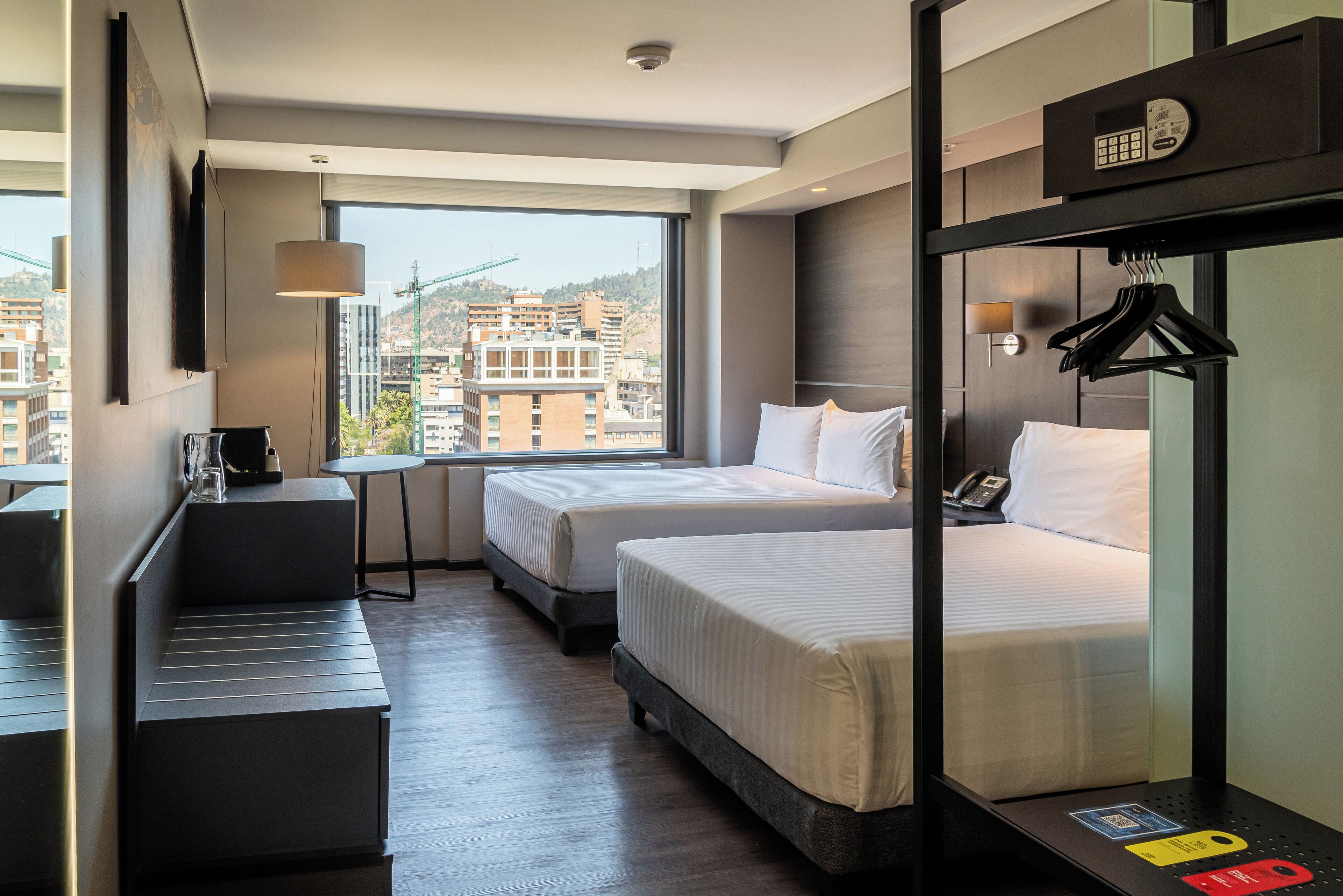 ルーム ダブルベッド 2 台 | 高級寝具、ミニバー、セーフティボックス (室内)、ノートパソコン用作業スペース