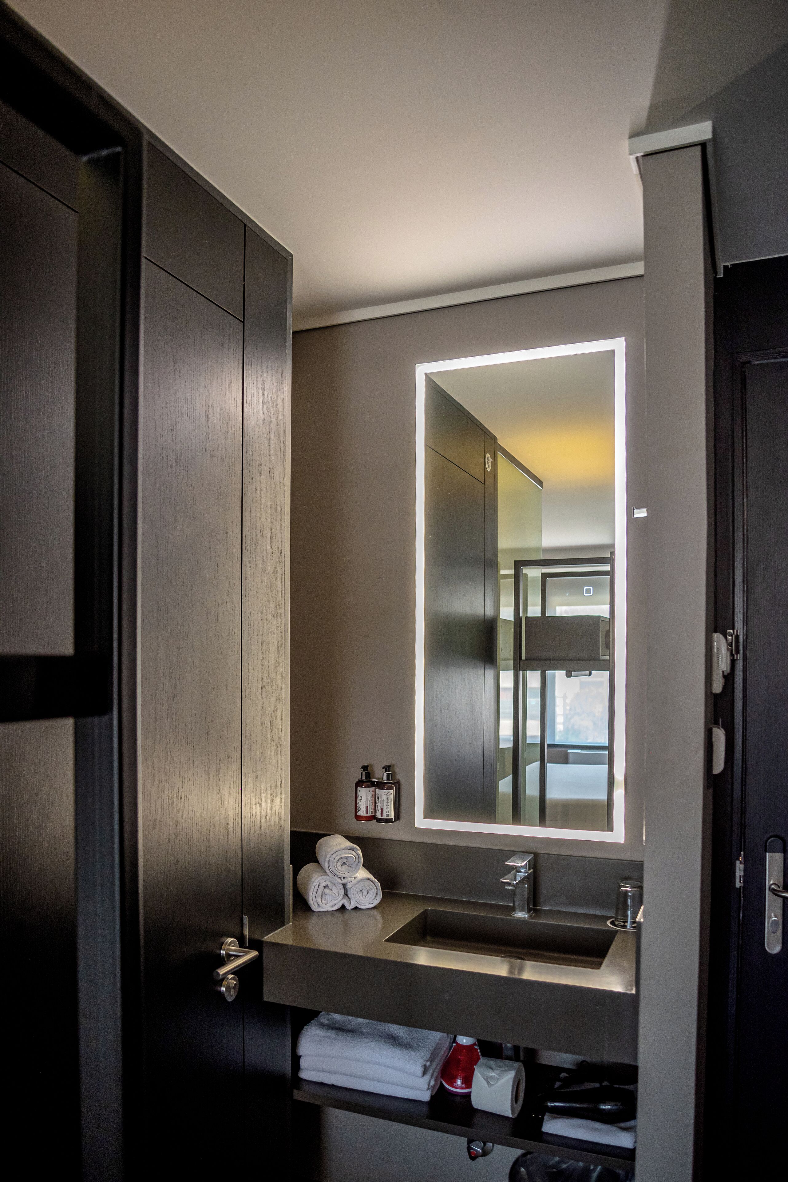 Room, 1 King Bed | Bathroom | Shower, rainfall showerhead, free toiletries, hair dryer