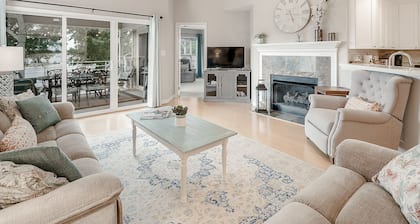 Lake Norman Luxury Waterfront 3rd floor Condo with Elevator, Pool, Tennis