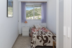 3 bedrooms, iron/ironing board, bed sheets
