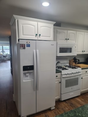 Fridge, microwave, oven, stovetop - We love our house and it shows.   Live the lake life. (Lakewood)