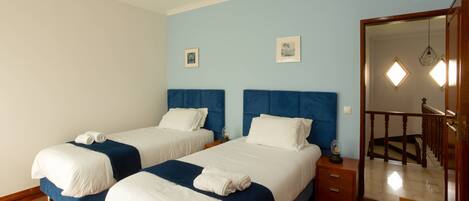 3 chambres, systĂšme dâinsonorisation, fer et planche Ă repasser