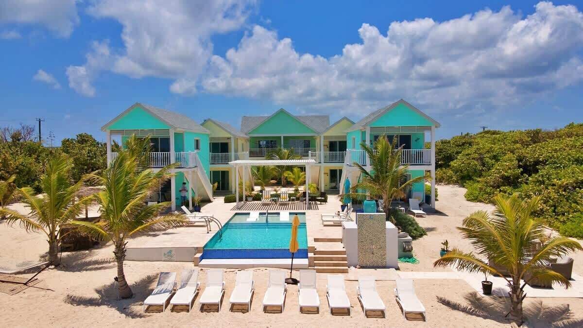 Ein Resort mit Pool, mehreren Gebäuden und einer Strandlage.