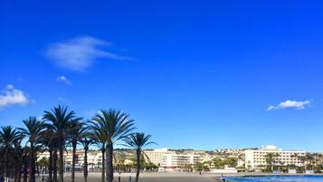 Vlak bij het strand, ligstoelen aan het strand, strandlakens