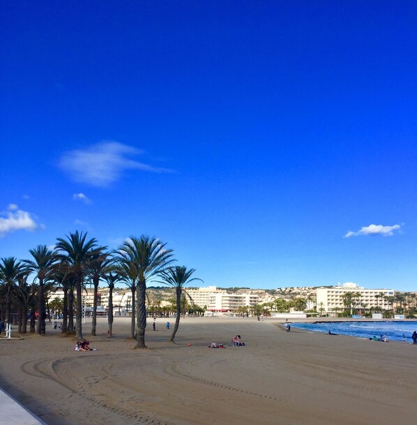 Beach nearby, sun loungers, beach towels