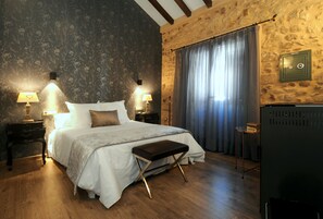 4 chambres, coffres-forts dans les chambres, fer et planche à repasser