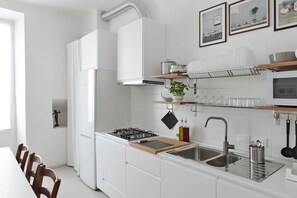 Kühlschrank, Mikrowelle, Herdplatte, Wasserkocher mit Kaffee-/Teezubehör