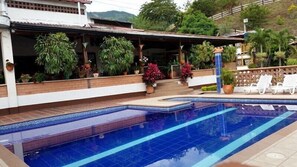 Hồ bơi ngoài trời 