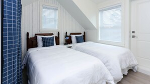 Family House | 2 bedrooms, free WiFi, bed sheets - Tasteful 2 Bedroom Suite near Marine Gateway by Elevate Rooms (Vancouver)