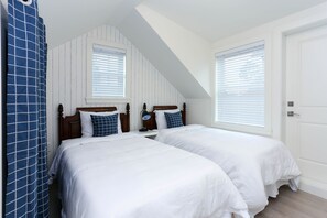 Family House | 2 bedrooms, free WiFi, bed sheets - Tasteful 2 Bedroom Suite near Marine Gateway by Elevate Rooms (Vancouver)