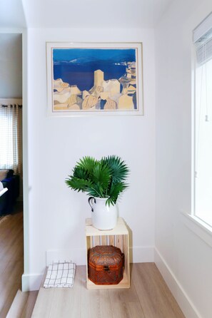 Family House | 2 bedrooms, free WiFi, bed sheets - Tasteful 2 Bedroom Suite near Marine Gateway by Elevate Rooms (Vancouver)