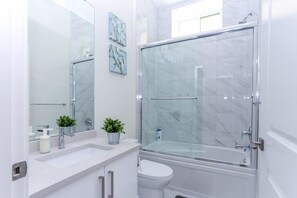 Economy Suite | Bathroom | Combined shower/tub, free toiletries, hair dryer, towels