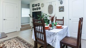 Family House | In-room dining - Tasteful 2 Bedroom Suite near Marine Gateway by Elevate Rooms (Vancouver)
