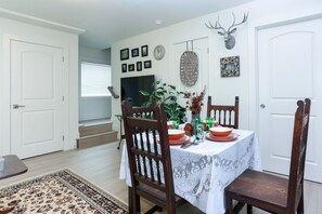 Family House | In-room dining - Tasteful 2 Bedroom Suite near Marine Gateway by Elevate Rooms (Vancouver)