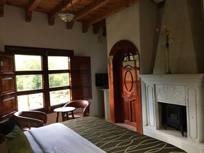 Junior Suite | Premium bedding, down comforters, in-room safe, individually decorated