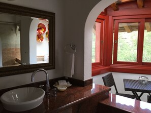 Superior Suite | Bathroom | Shower, rainfall showerhead, free toiletries, hair dryer