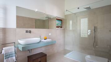 Vasca, asciugacapelli, bidet, asciugamani