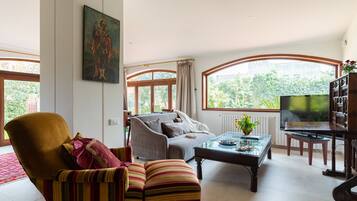 Smart TV, reproductor de DVD, libros y videoteca