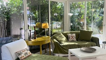 TV connectée, lecteur de DVD, livres, vidéothÚque