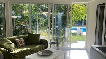 Smart TV, lettore DVD, libri, videoteca